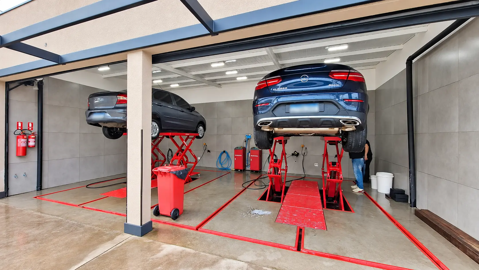 Veículo elevado em plataforma durante lavagem de chassi na AR7 Car Wash