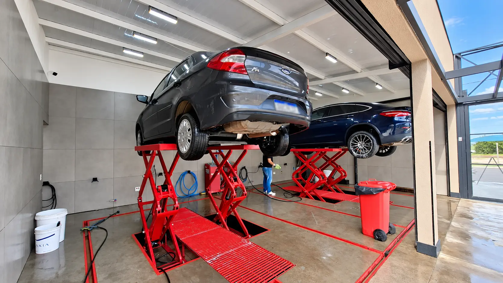 Veículos elevados em plataformas para lavagem de chassi