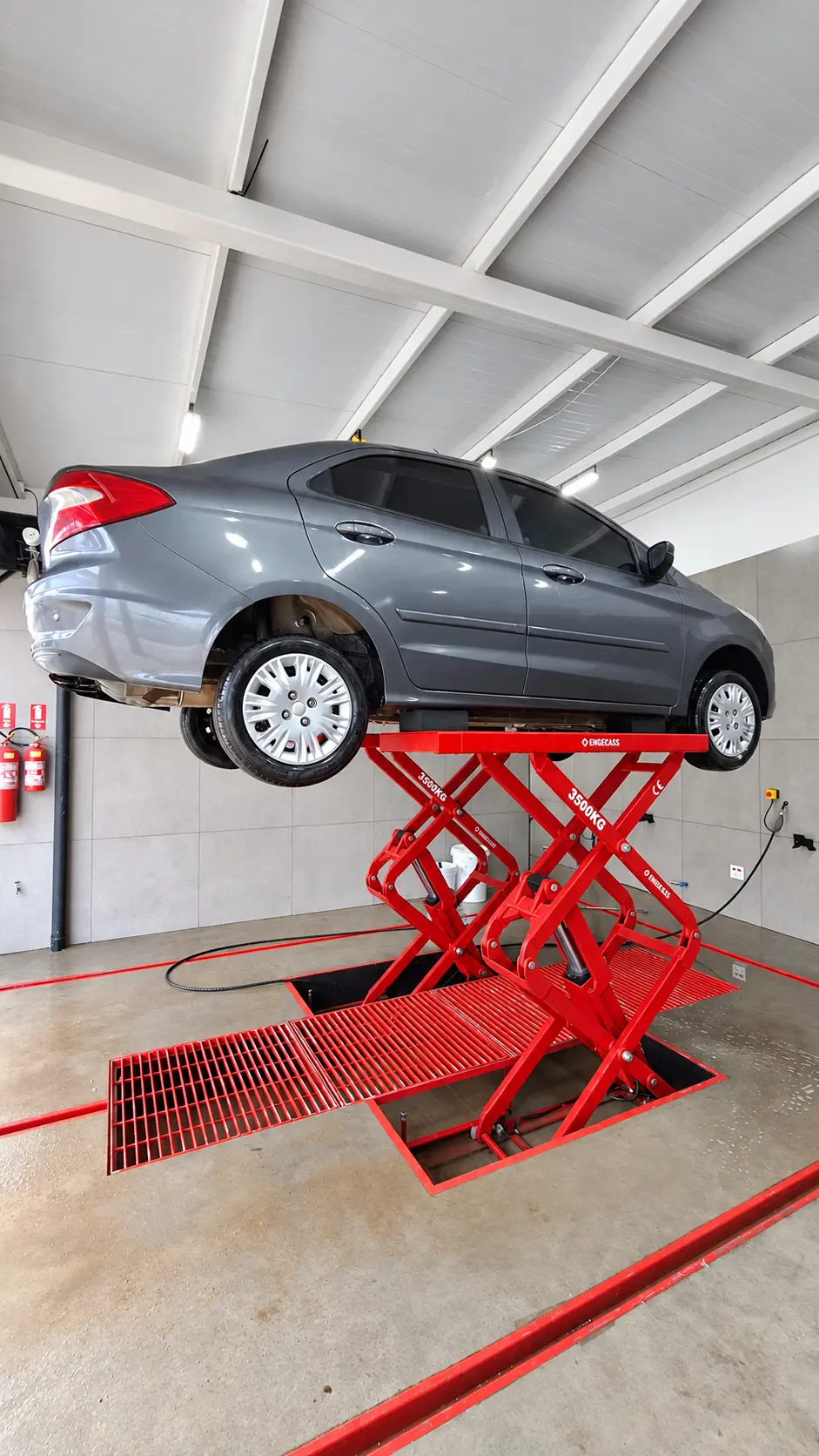 Sedã elevado em plataforma para lavagem de chassi